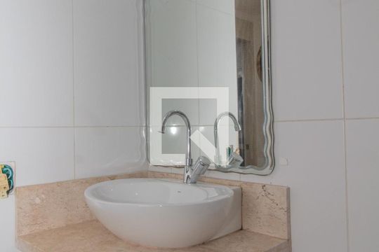 Banheiro  de apartamento para alugar com 3 quartos, 60m² em Jardim Santa Terezinha (zona Leste), São Paulo