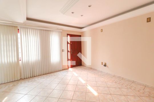 Casa à venda com 4 quartos, 260m² em Vila Galvão, Jundiaí