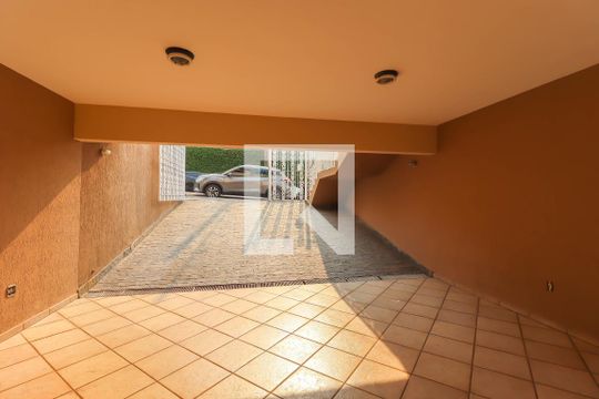 Garagem de casa à venda com 4 quartos, 260m² em Vila Galvão, Jundiaí