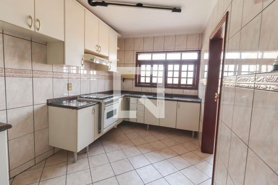 Cozinha de casa à venda com 4 quartos, 260m² em Vila Galvão, Jundiaí