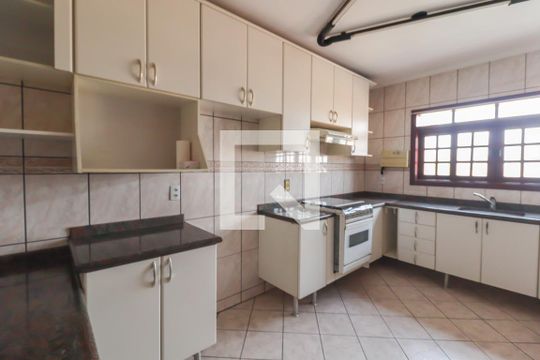 Cozinha de casa à venda com 4 quartos, 260m² em Vila Galvão, Jundiaí