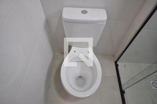 Banheiro de apartamento para alugar com 2 quartos, 42m² em Vila Nivi, São Paulo