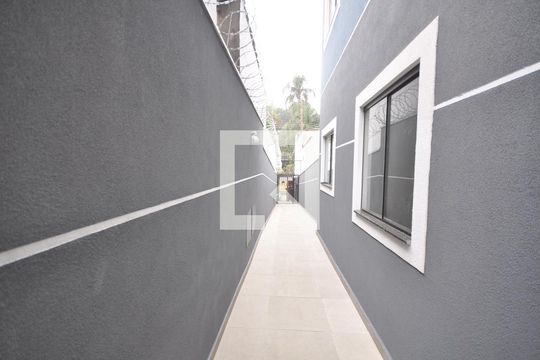 Corredor de entrada de apartamento para alugar com 2 quartos, 42m² em Vila Nivi, São Paulo