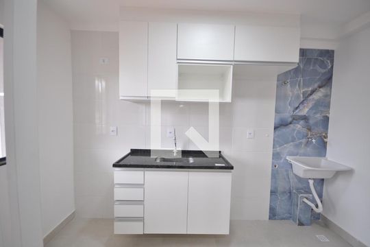 Cozinha de apartamento para alugar com 2 quartos, 42m² em Vila Nivi, São Paulo