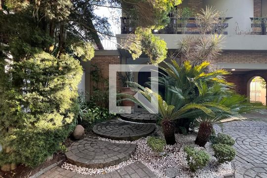 Entrada  de casa para alugar com 4 quartos, 929m² em Vila Madalena, São Paulo