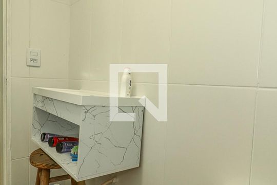 Banheiro de apartamento para alugar com 1 quarto, 41m² em Jardim Carvalho, Porto Alegre