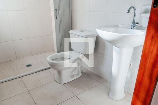 Banheiro de casa para alugar com 1 quarto, 50m² em Centro, Embu das Artes