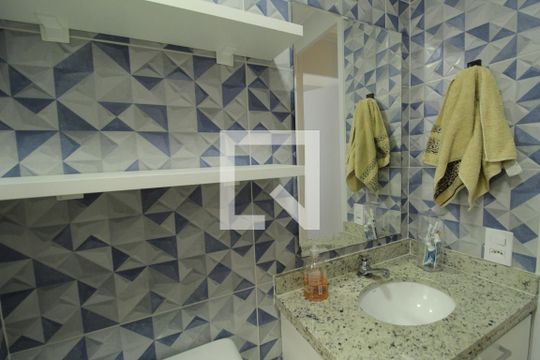Banheiro de apartamento para alugar com 2 quartos, 45m² em Taquara, Rio de Janeiro