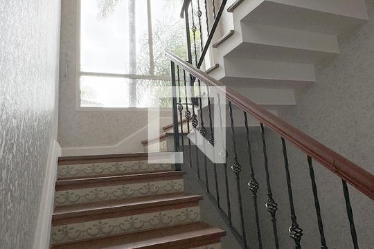 Escada de casa de condomínio à venda com 3 quartos, 1100m² em Alphaville, Santana de Parnaíba