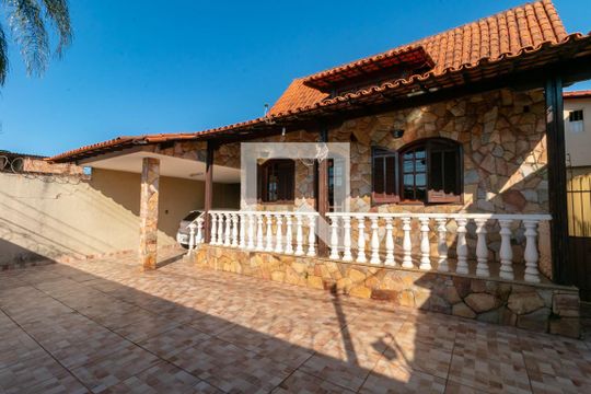 Fachada de casa à venda com 3 quartos, 350m² em Pindorama, Belo Horizonte