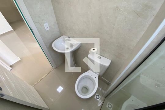 Banheiro de apartamento para alugar com 2 quartos, 44m² em Engenho de Dentro, Rio de Janeiro