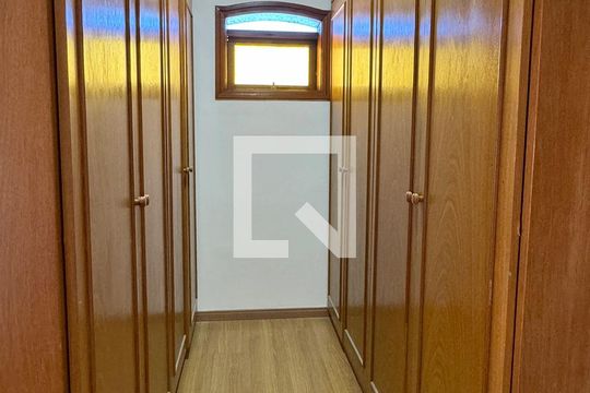 Closet da suíte 1 de casa de condomínio à venda com 3 quartos, 209m² em Residencial Quatro (alphaville), Santana de Parnaíba
