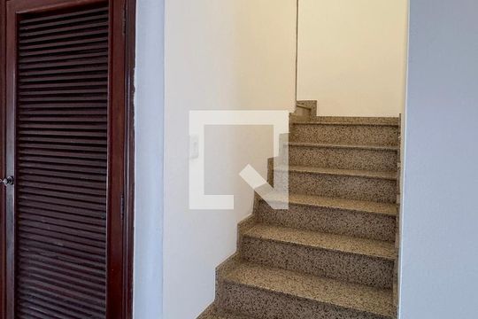 Escada de casa de condomínio à venda com 3 quartos, 209m² em Residencial Quatro (alphaville), Santana de Parnaíba