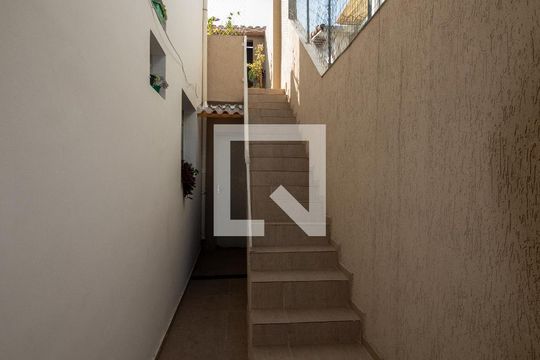 Escada de casa à venda com 2 quartos, 147m² em Jardim Rizzo, São Paulo