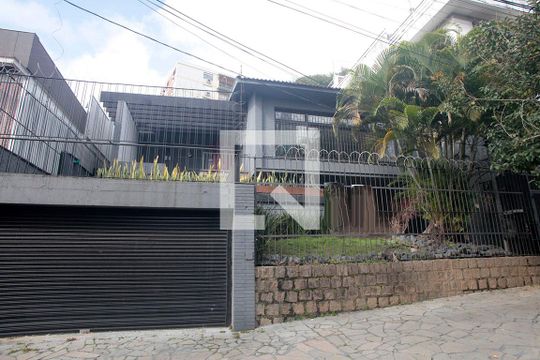 Fachada de casa à venda com 3 quartos, 350m² em Auxiliadora, Porto Alegre