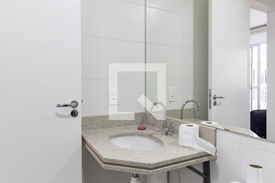 Banheiro de apartamento para alugar com 2 quartos, 42m² em Vila Água Funda, São Paulo