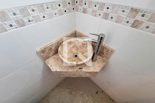 Lavabo de casa de condomínio à venda com 3 quartos, 350m² em Maravista, Niterói