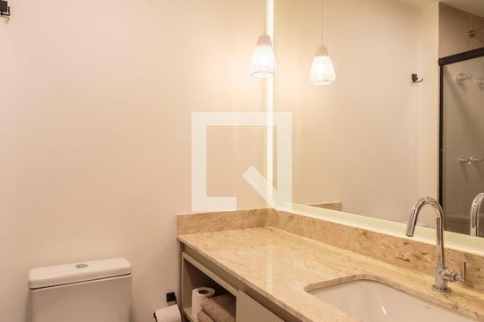 Banheiro de kitnet/studio para alugar com 1 quarto, 29m² em Moema, São Paulo