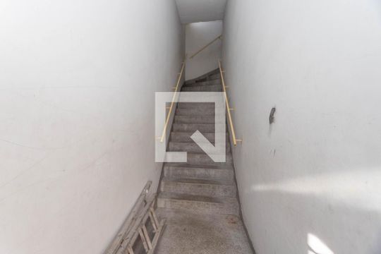 Escada do prédio  de apartamento para alugar com 2 quartos, 69m² em Centro, Diadema