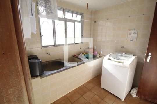 Área de Serviço de casa para alugar com 4 quartos, 450m² em Saraiva, Uberlândia