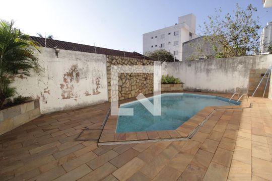 Piscina de casa para alugar com 4 quartos, 450m² em Saraiva, Uberlândia