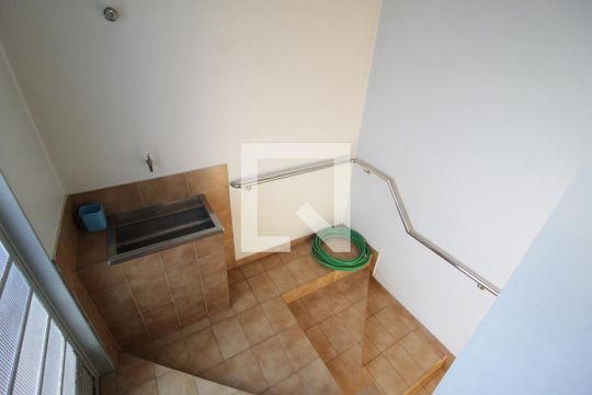 Área de Serviço de casa para alugar com 4 quartos, 450m² em Saraiva, Uberlândia