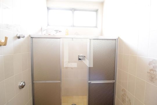 Banheiro do Quarto 2 de casa para alugar com 4 quartos, 450m² em Saraiva, Uberlândia