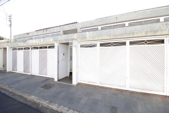 Fachada de casa para alugar com 4 quartos, 450m² em Saraiva, Uberlândia