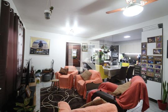 Sala 1 de casa à venda com 4 quartos, 150m² em Niterói, Canoas