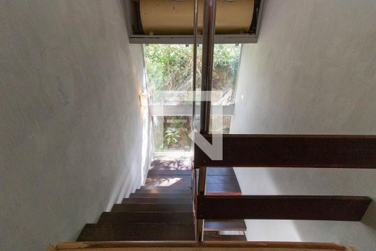 Escada de casa de condomínio à venda com 4 quartos, 357m² em Pendotiba, Niterói