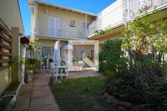 Quintal - Fundos de casa à venda com 3 quartos, 350m² em Chácara das Pedras, Porto Alegre