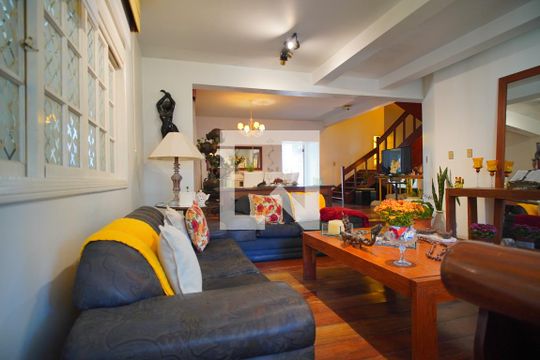 Casa à venda com 3 quartos, 350m² em Chácara das Pedras, Porto Alegre