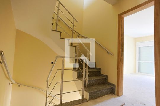 Escadas de casa à venda com 3 quartos, 127m² em Guarujá, Porto Alegre