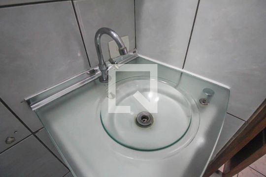 Banheiro de casa para alugar com 2 quartos, 70m² em Parque São Lucas, São Paulo