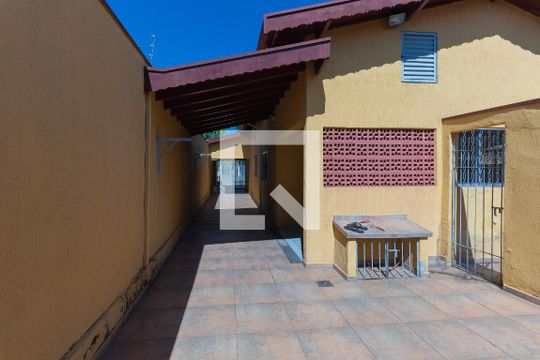 Quintal de casa para alugar com 3 quartos, 185m² em Jardim Amoreiras, Campinas