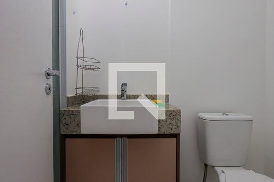 Banheiro de kitnet/studio para alugar com 0 quarto, 22m² em Jardim das Acacias, São Paulo
