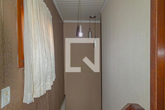 Escada de casa para alugar com 5 quartos, 350m² em Olaria, Canoas