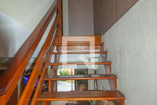 Escada de casa para alugar com 5 quartos, 350m² em Olaria, Canoas