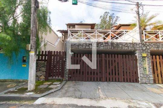 Fachada de casa de condomínio à venda com 4 quartos, 226m² em Vila Progresso, Niterói