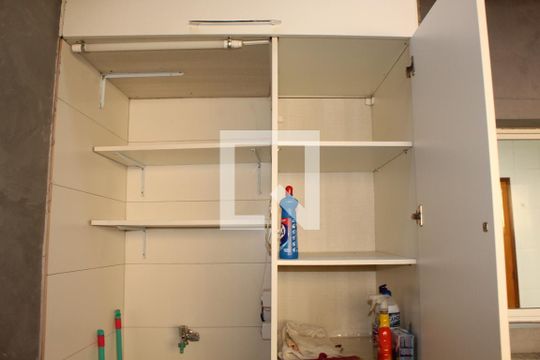 Lavanderia de casa de condomínio para alugar com 3 quartos, 130m² em Jardim Ipês, Cotia