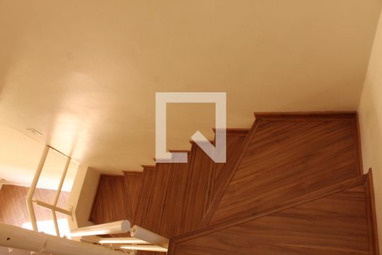 Escadas de casa de condomínio para alugar com 3 quartos, 130m² em Jardim Ipês, Cotia
