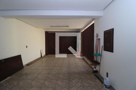 Garagem de casa à venda com 3 quartos, 300m² em Vila Fernandes, São Paulo