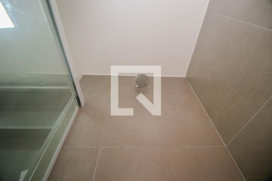 Banheiro de apartamento à venda com 1 quarto, 33m² em Rio Branco, Porto Alegre