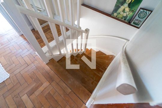 Escada de casa para alugar com 2 quartos, 170m² em Jardim Oriental, São Paulo
