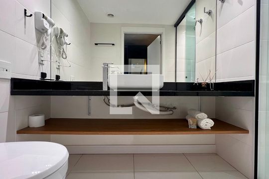 Banheiro de kitnet/studio para alugar com 1 quarto, 26m² em Sumarezinho, São Paulo