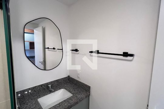 Banheiro de kitnet/studio à venda com 1 quarto, 26m² em Pinheiros, São Paulo