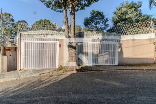 Fachada de casa para alugar com 3 quartos, 250m² em Jardim Londrina, São Paulo