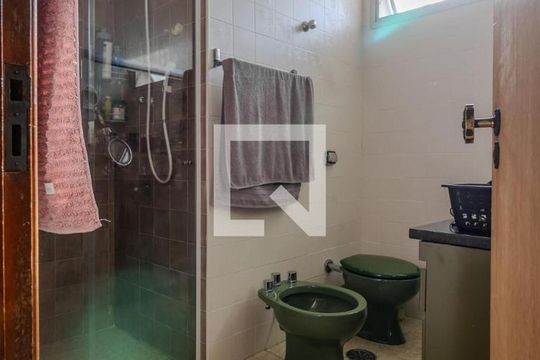 Banheiro 1 de casa para alugar com 3 quartos, 250m² em Jardim Londrina, São Paulo