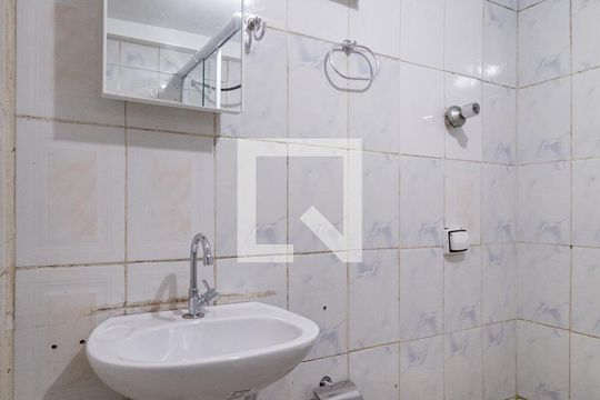Banheiro de casa para alugar com 1 quarto, 45m² em Km 18, Osasco