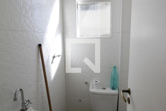 Banheiro de serviço de apartamento à venda com 4 quartos, 140m² em Grajaú, Belo Horizonte